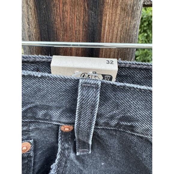 Levi's women's 501 original high-rise jean shorts S 32, Inseam 5.5 Black NWT - Picture 4 of 4